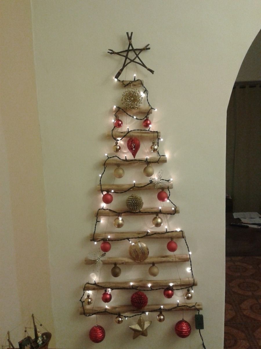 Un árbol de navidad colgante 1 un arbol de navidad colgante